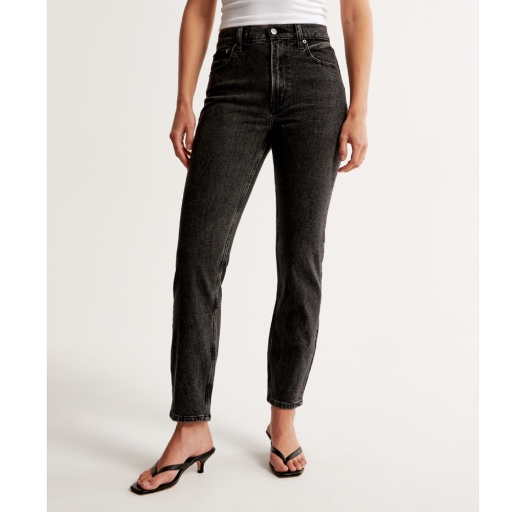 Abercrombie & Fitch Black High Rise Mom Jeans!